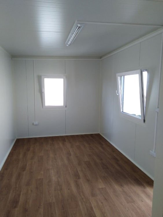 Container ufficio da 18 m² con servizi igienici: comfort e isolamento ottimale