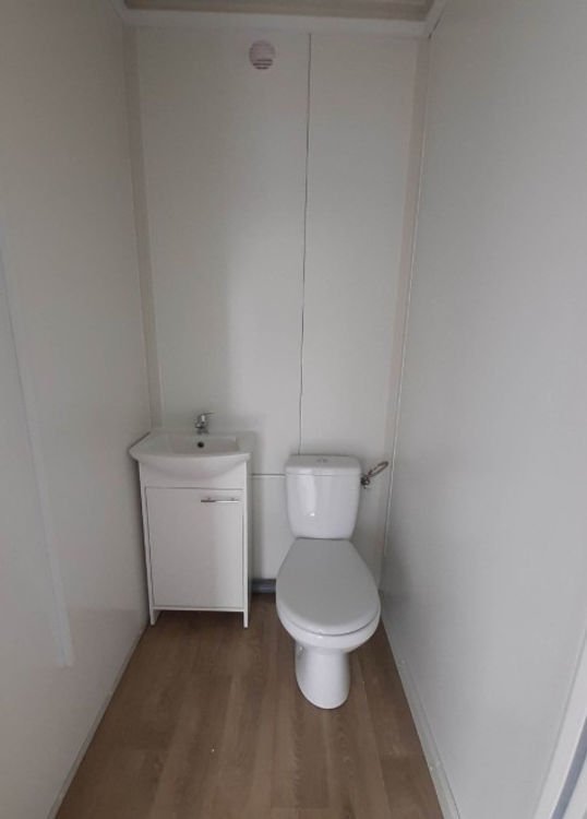 Contenitore sociale di 21 m² –, WC e spogliatoio - immagine 3